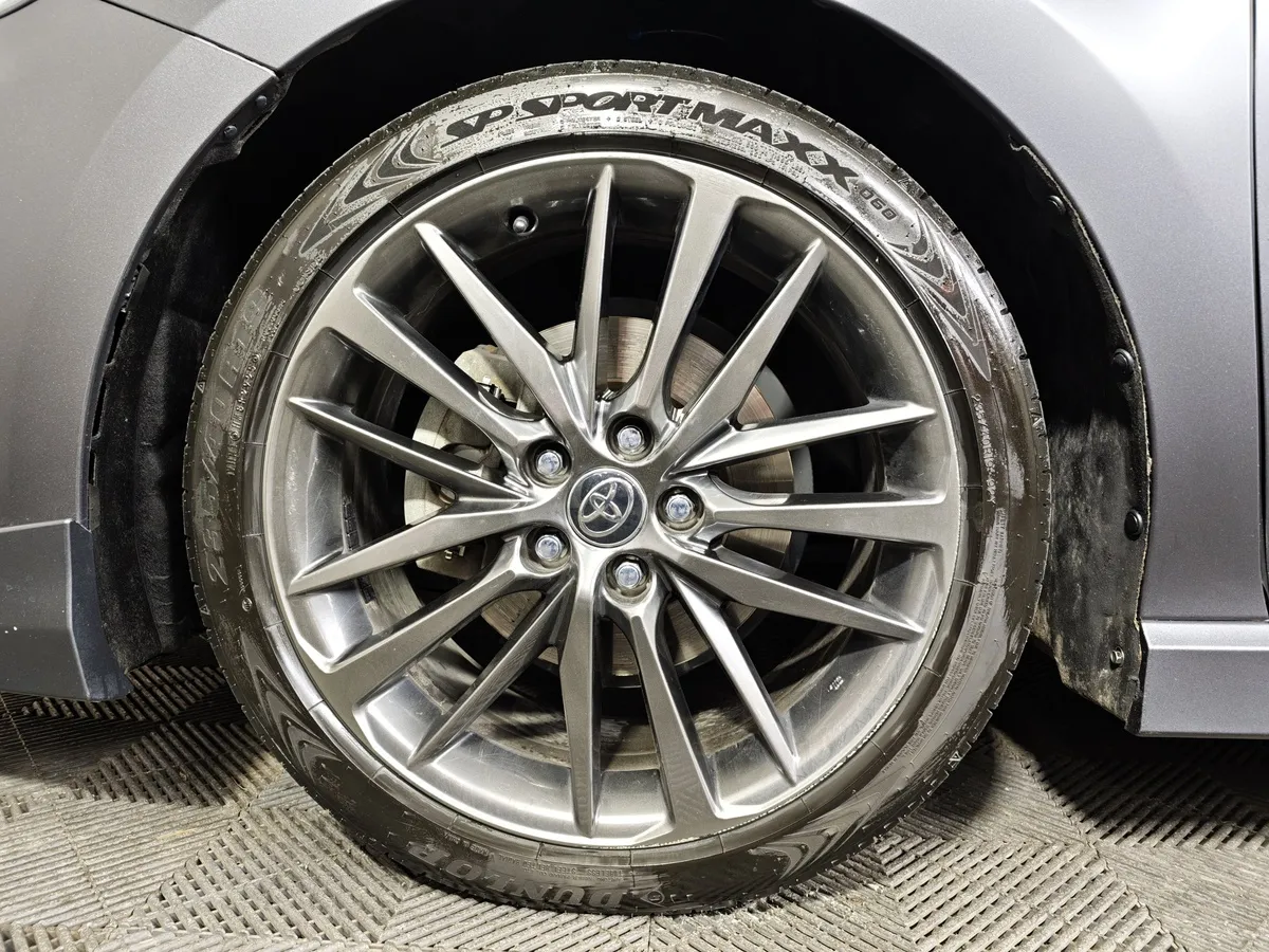 Toyota Camry 2.0h CVT (197 л.с.) Sport Plus Серый в АВИЛОН. Слайд №9