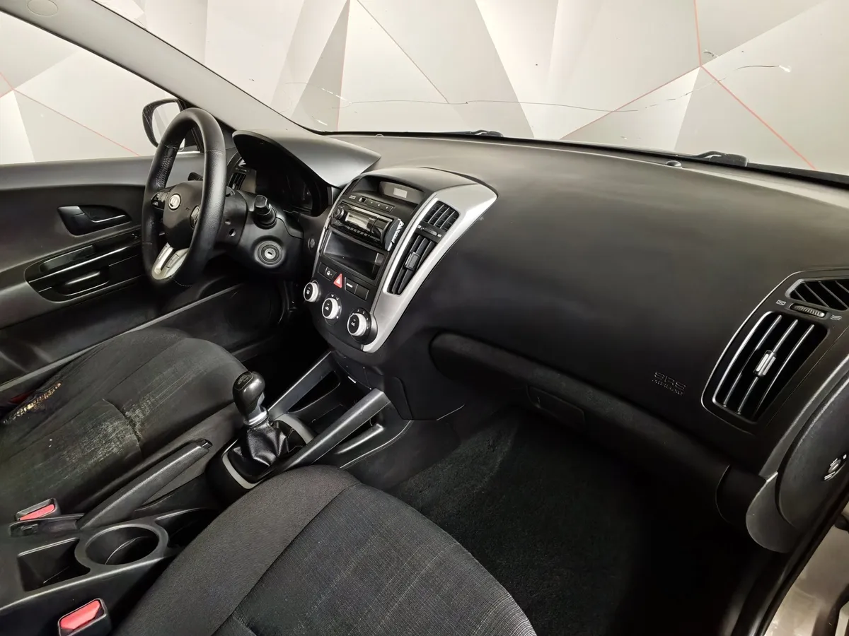 Kia Ceed 1.4 MT (109 л.с.) Серебристый в АВИЛОН. Слайд №10