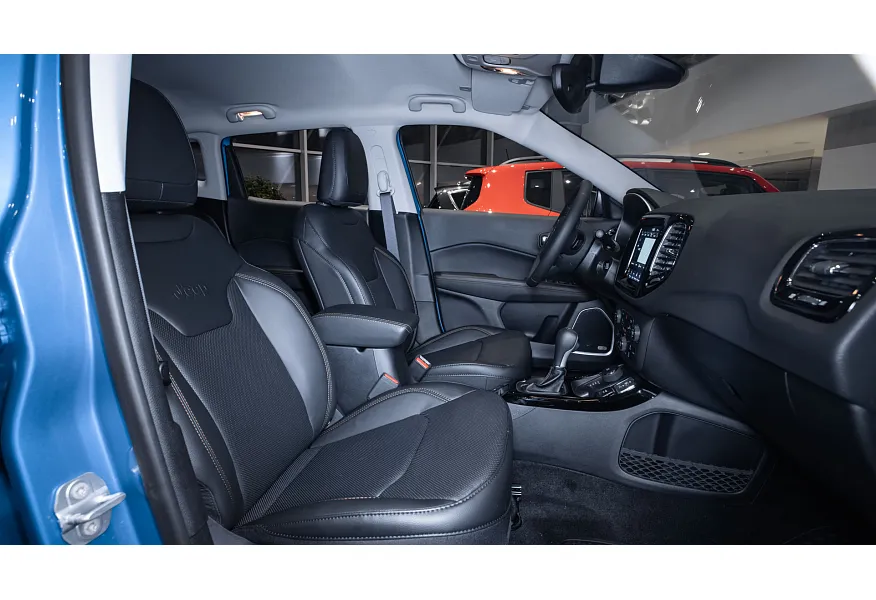 АВИЛОН - Jeep Compass 2.4 4x4 AT (150 л.с.) Limited Черный - slide 1