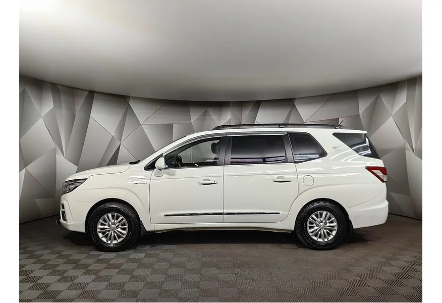 SsangYong Korando Turismo 2.2d AT 4WD (178 л.с.) Белый в АВИЛОН. Слайд №5