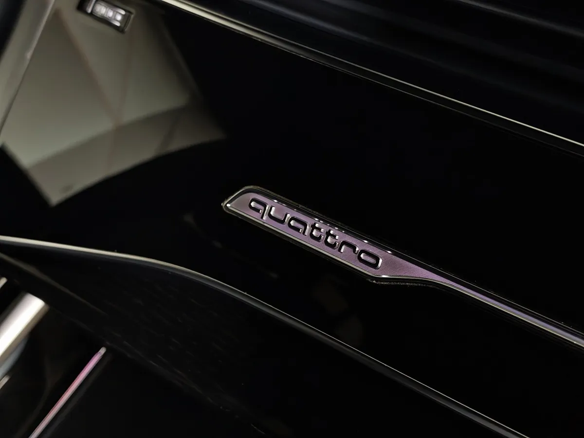 Audi Q8 55 TFSI Tiptronic quattro (340 л.с.) Серый в АВИЛОН. Слайд №27