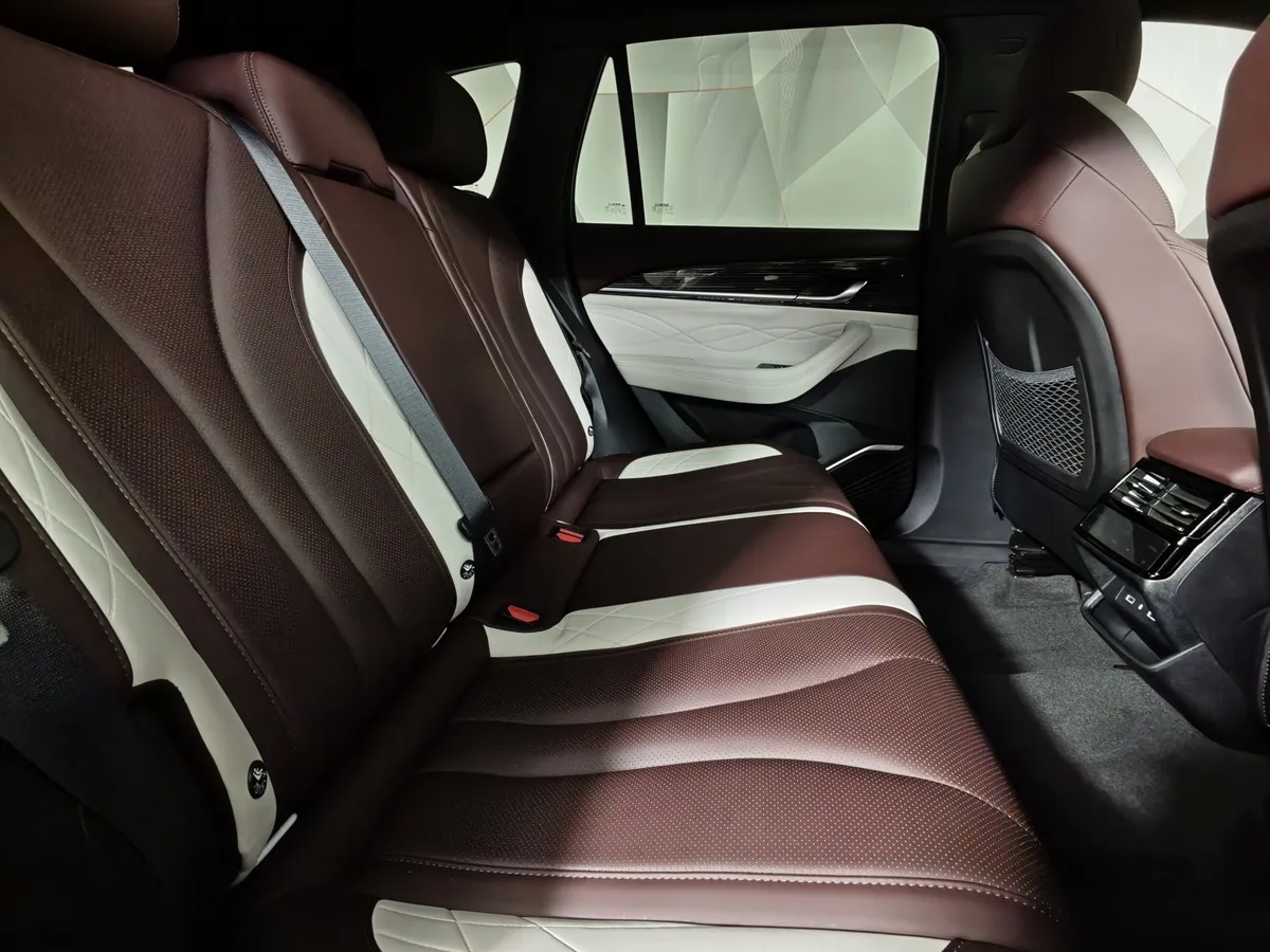 Geely Monjaro 2.0T 8AT 4WD (238 л.с.) Flagship Белый в АВИЛОН. Слайд №16