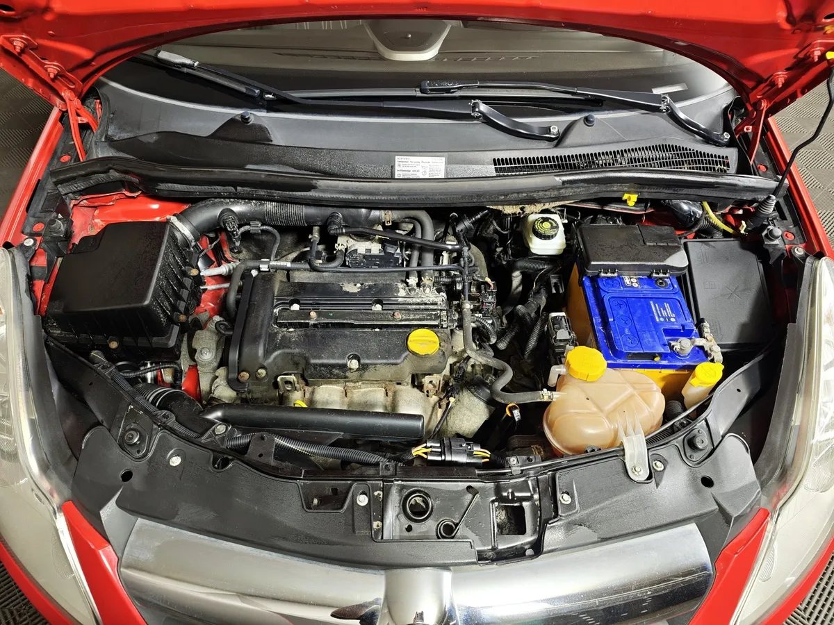 Opel Corsa 1.4 MT (90 л.с.) Красный в АВИЛОН. Слайд №11