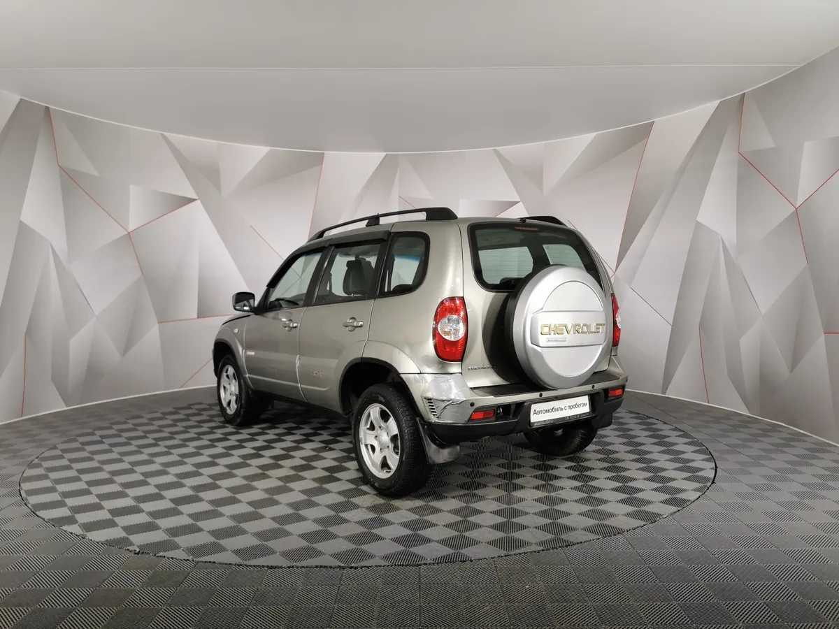 Chevrolet Niva 1.7 MT (80 л.с.) Коричневый в АВИЛОН. Слайд №4
