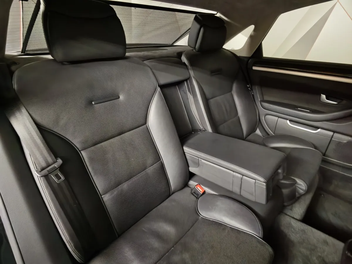 Audi A8 4.2 FSI quattro tiptronic (372 л.с.) Черный в АВИЛОН. Слайд №17