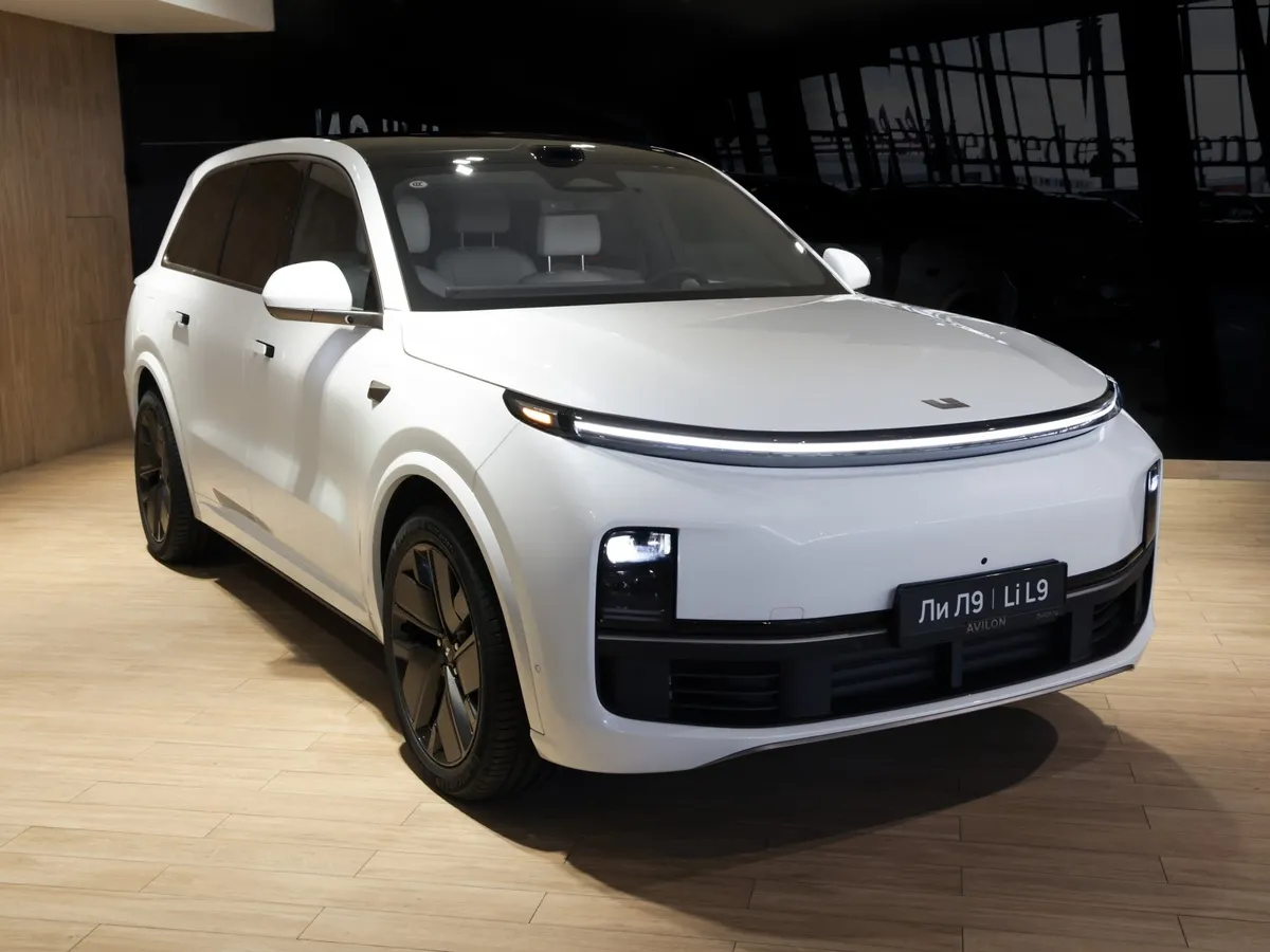Li Auto L9 1.5 AT 4WD (449 л.с.) Ultra Белый в АВИЛОН. Слайд №2