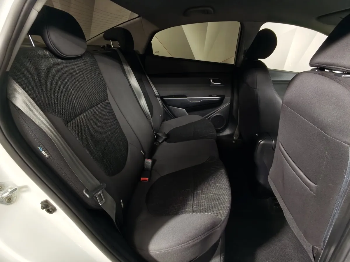 Kia Rio 1.6 MT (123 л.с.) Luxe Белый в АВИЛОН. Слайд №16
