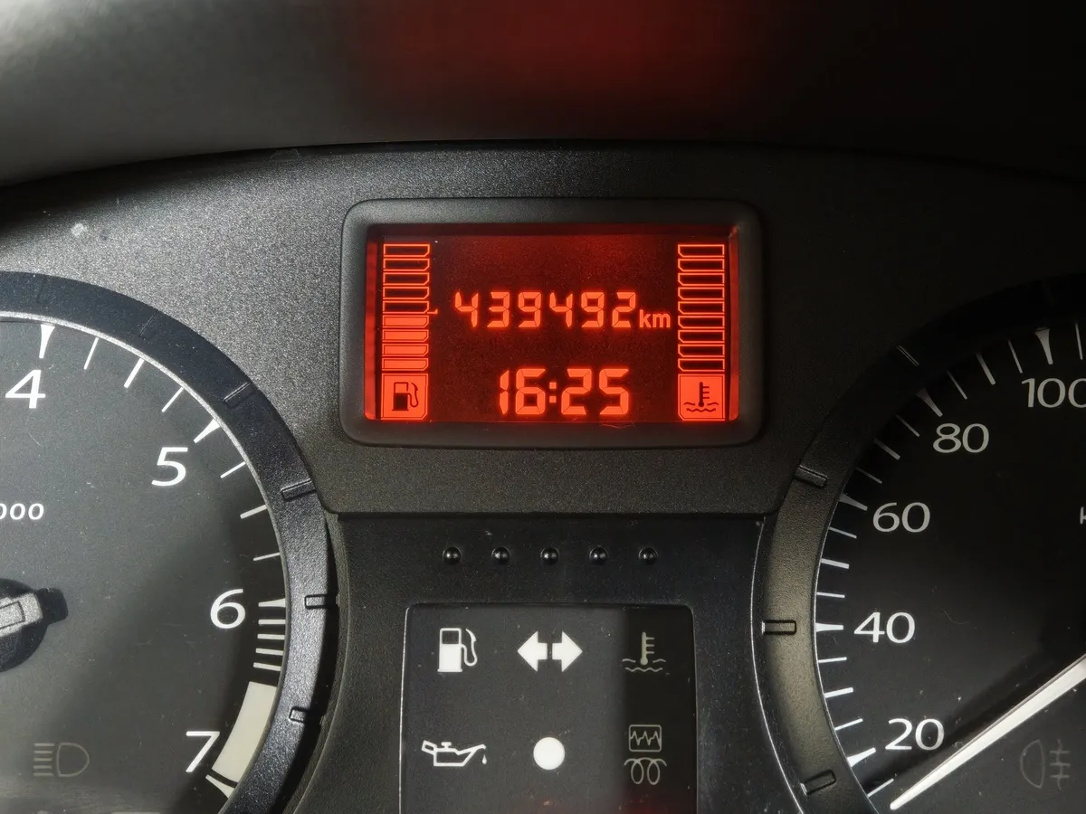ВАЗ (Lada) Largus 1.6 MT 8 кл (5 мест) (84 л.с.) Серебристый в АВИЛОН. Слайд №16