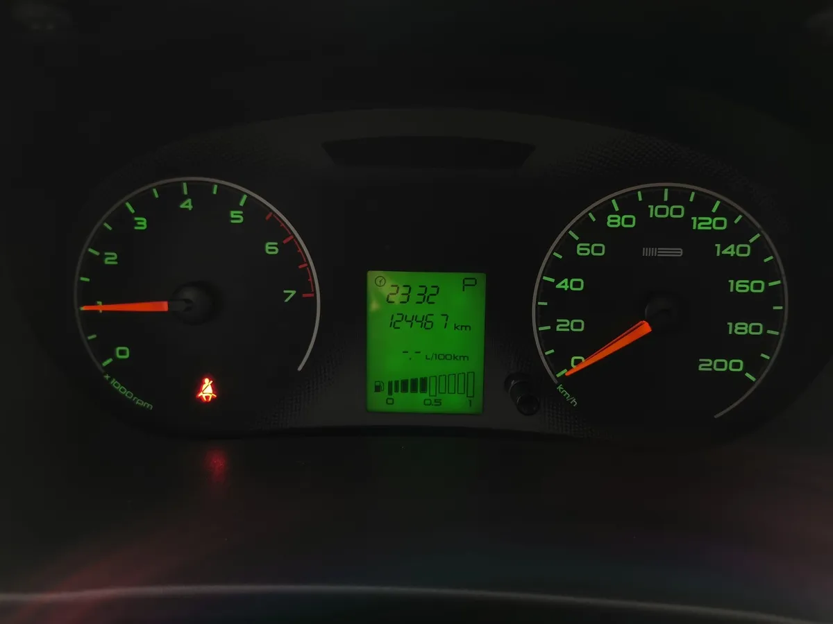 ВАЗ (Lada) Granta 1.6 AT 16кл (98 л.с.) Оранжевый в АВИЛОН. Слайд №17