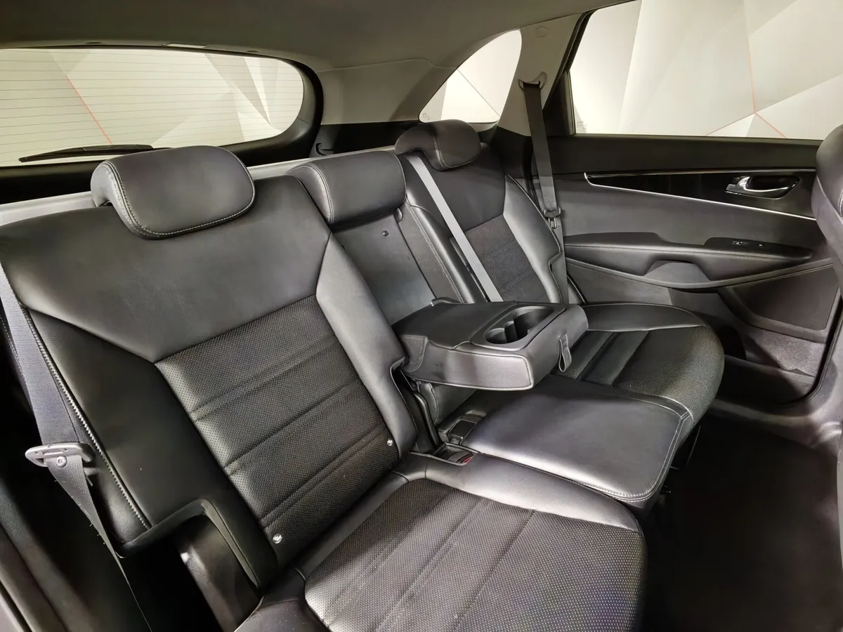 Kia Sorento 2.4 GDI AT AWD (188 л.с.) Luxe Серый в АВИЛОН. Слайд №16