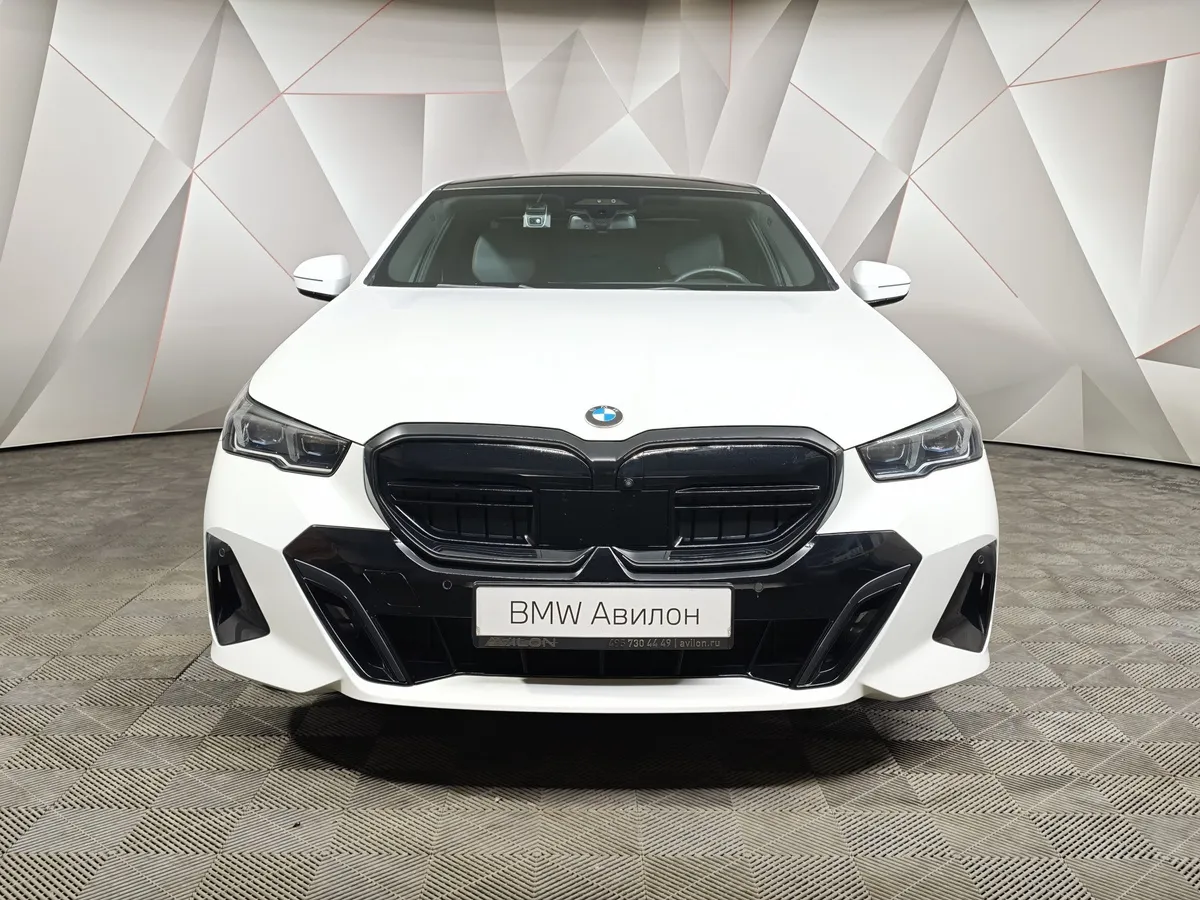 BMW 5 серия 530i xDrive AT (252 л.с.) Белый в АВИЛОН. Слайд №3