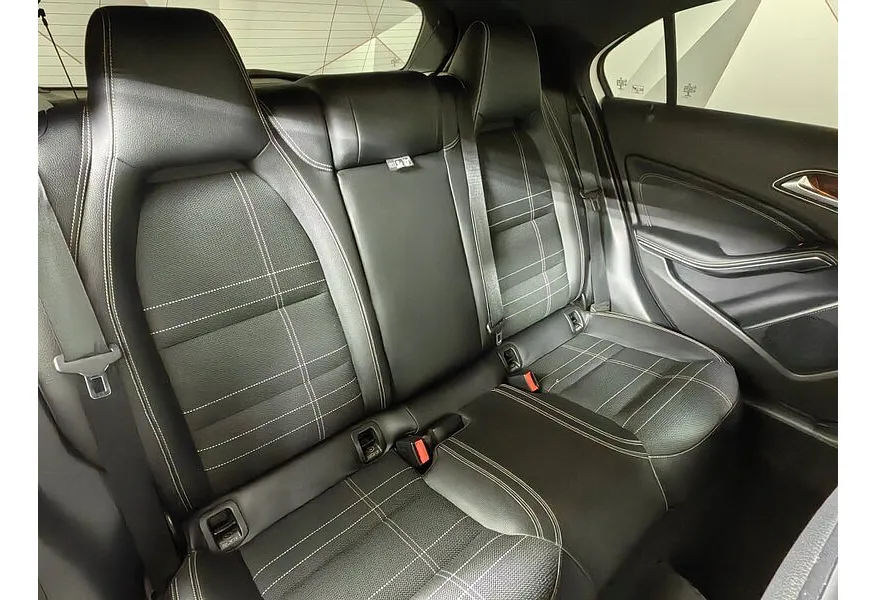 Mercedes-Benz A-Класс A 180 7G-DCT (122 л.с.) Особая серия Белый в АВИЛОН. Слайд №17