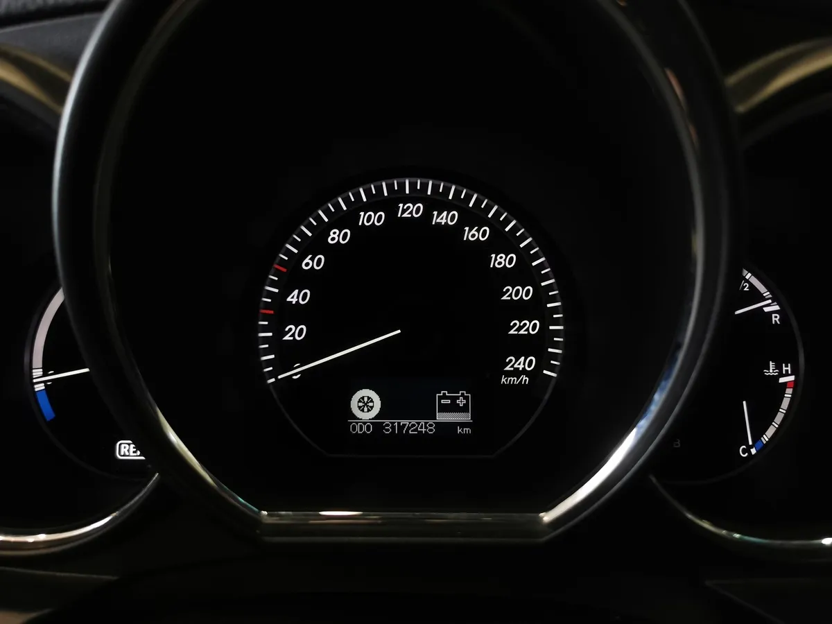 Lexus RX 400h CVT AWD (210 л.с.) Серебристый в АВИЛОН. Слайд №17