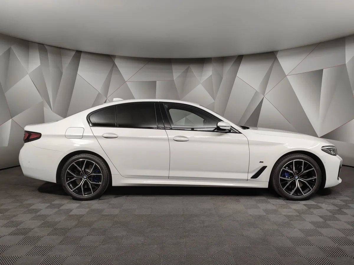 BMW 5 серия 530d xDrive Steptronic (249 л.с.) Base (Локальная сборка) Белый в АВИЛОН. Слайд №6