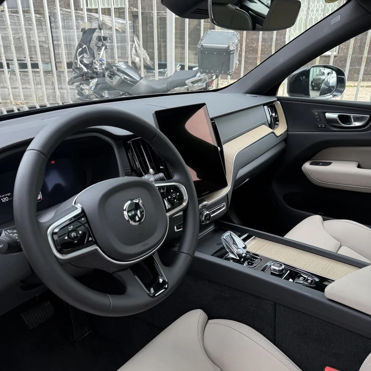 Volvo XC60 2.0 AT AWD (264 л.с.) Luxury Edition Черный в АВИЛОН. Слайд №6