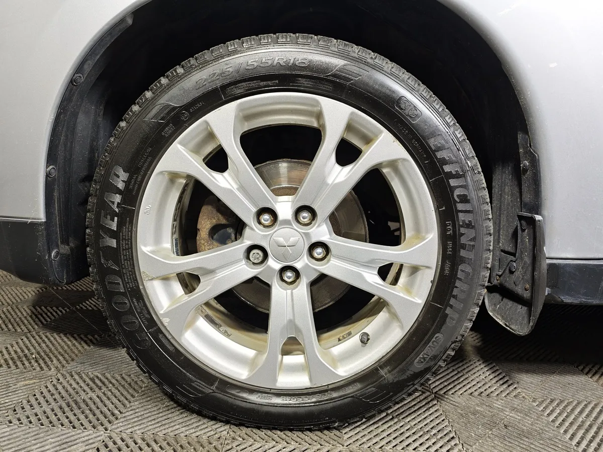 Mitsubishi Outlander 2.4 MIVEC CVT 4WD (167 л.с.) Ultimate Plus Серебристый в АВИЛОН. Слайд №9
