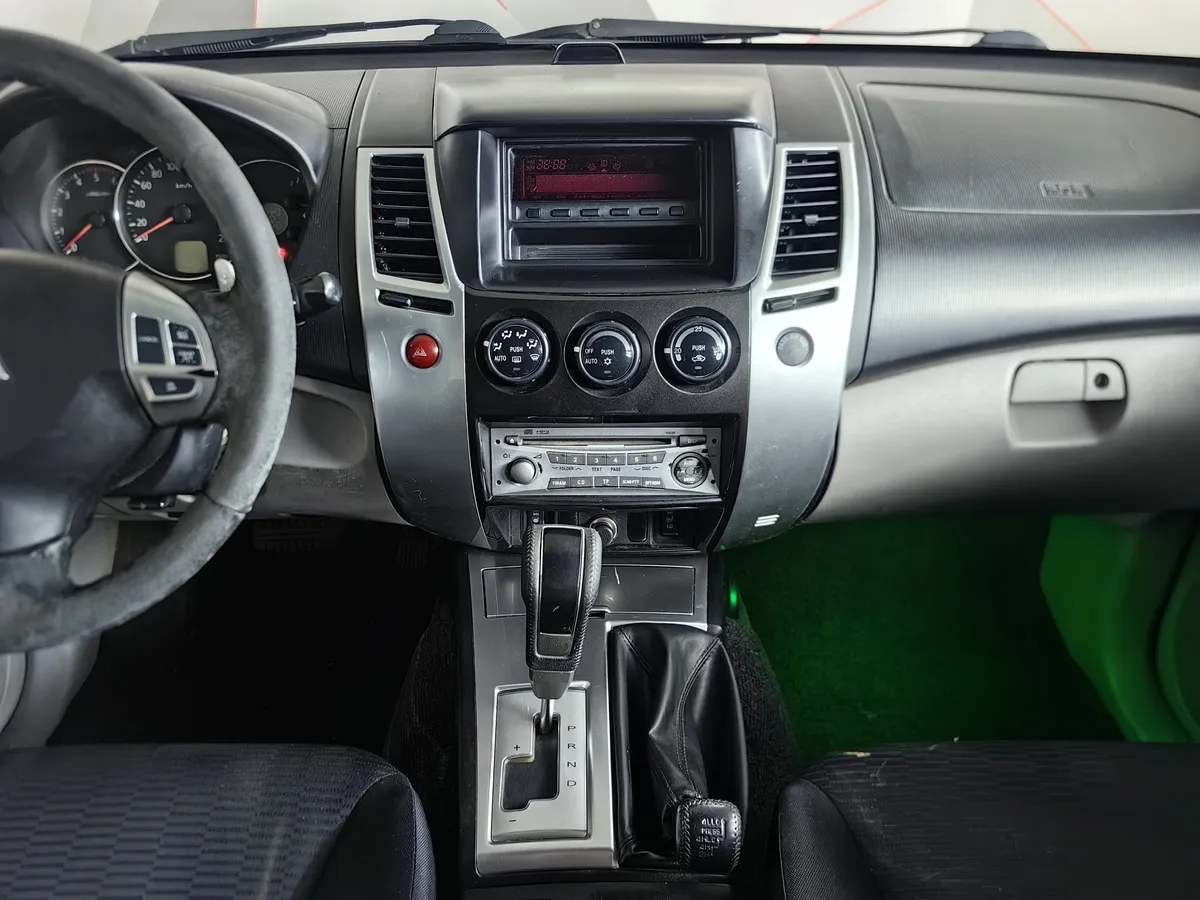 Mitsubishi Pajero Sport 2.5 DI-D AT AWD (178 л.с.) Серый в АВИЛОН. Слайд №13