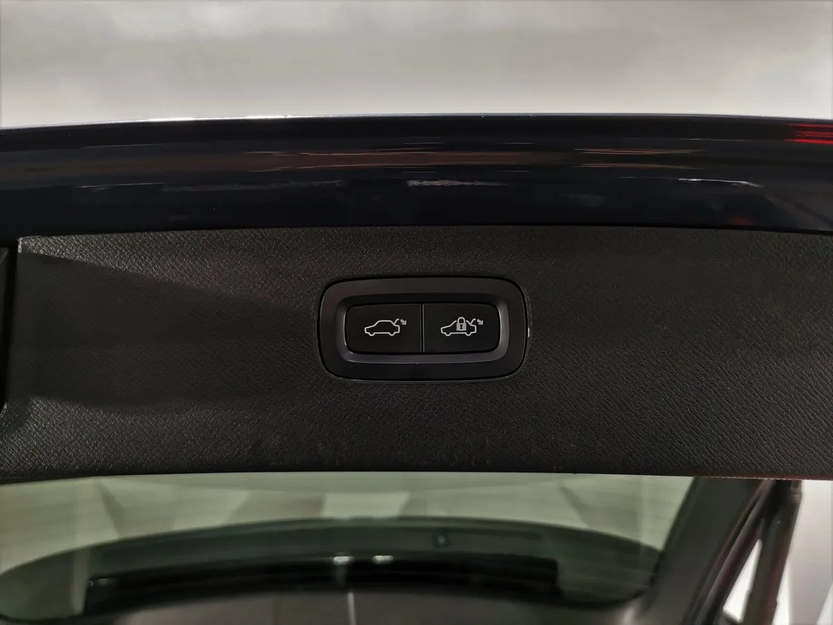 Volvo XC90 2.0 D5 Drive-E AT AWD (7 мест) (235 л.с.) Inscription Голубой в АВИЛОН. Слайд №24