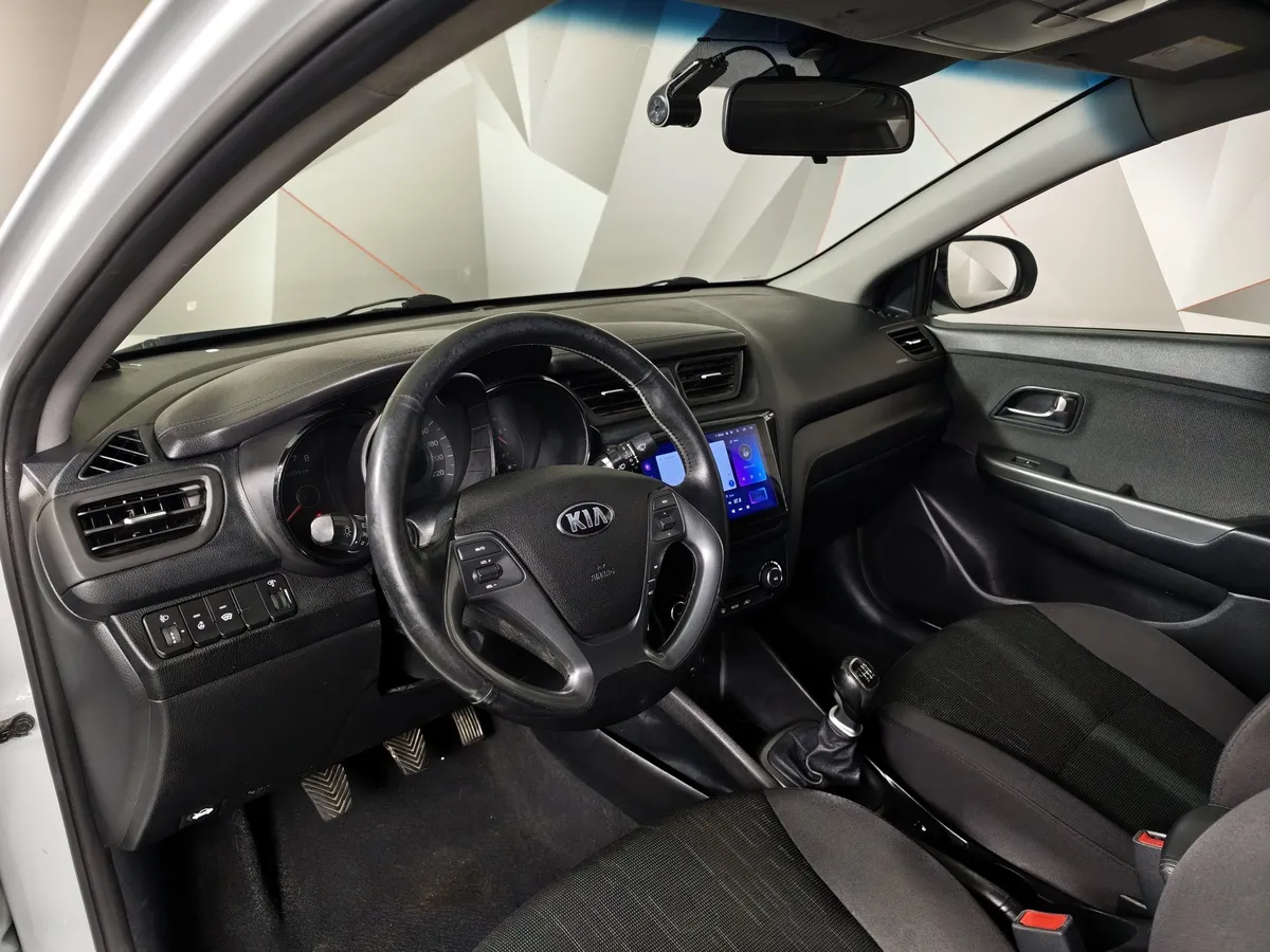 Kia Rio 1.6 MT (123 л.с.) Luxe Белый в АВИЛОН. Слайд №19