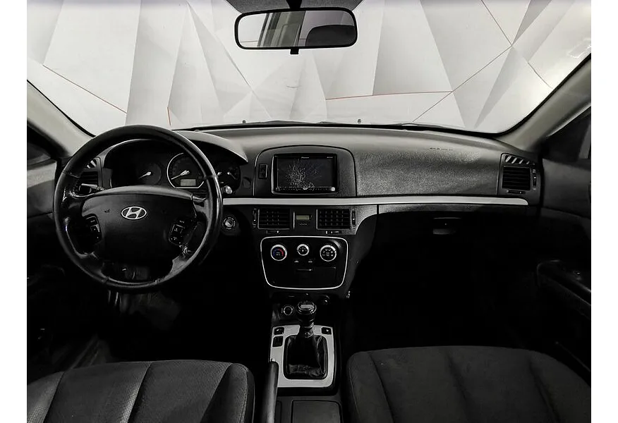 Hyundai Sonata 2.0 MT (144 л.с.) Серебристый в АВИЛОН. Слайд №14