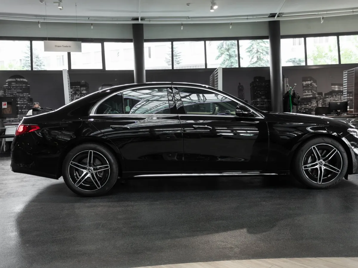 Mercedes-Benz E-Класс E 300 4MATIC (258 л.с.) Черный в АВИЛОН. Слайд №3