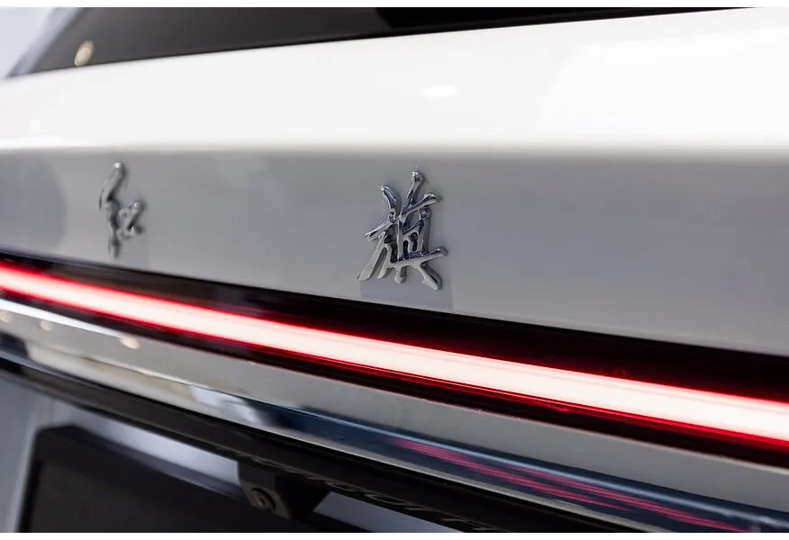 Hongqi HS7 2.0T 8AT 4WD (245 л.с.) Deluxe Белый в АВИЛОН. Слайд №23