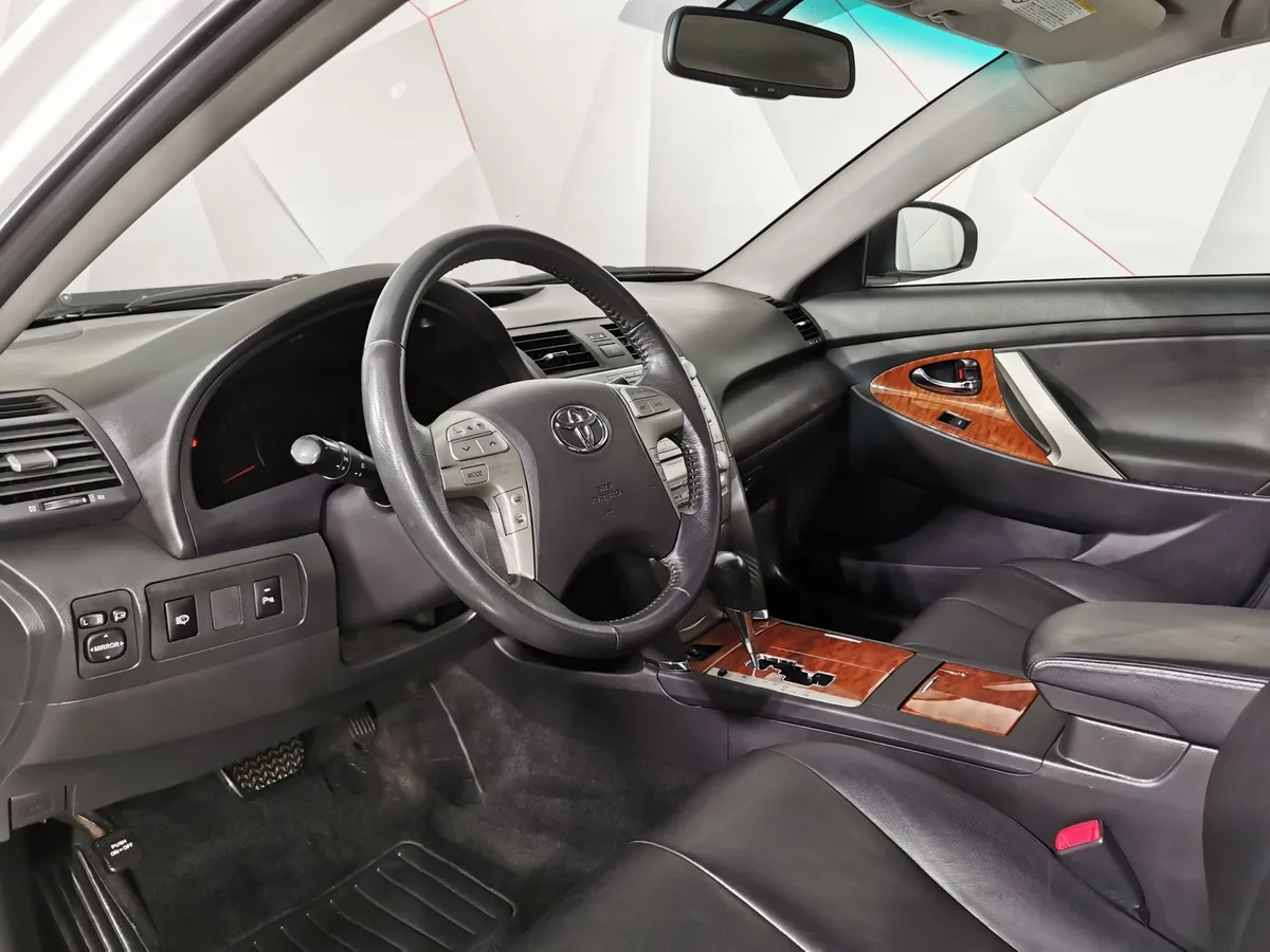 Toyota Camry 2.4 VVT-i AT (167 л.с.) Белый в АВИЛОН. Слайд №18