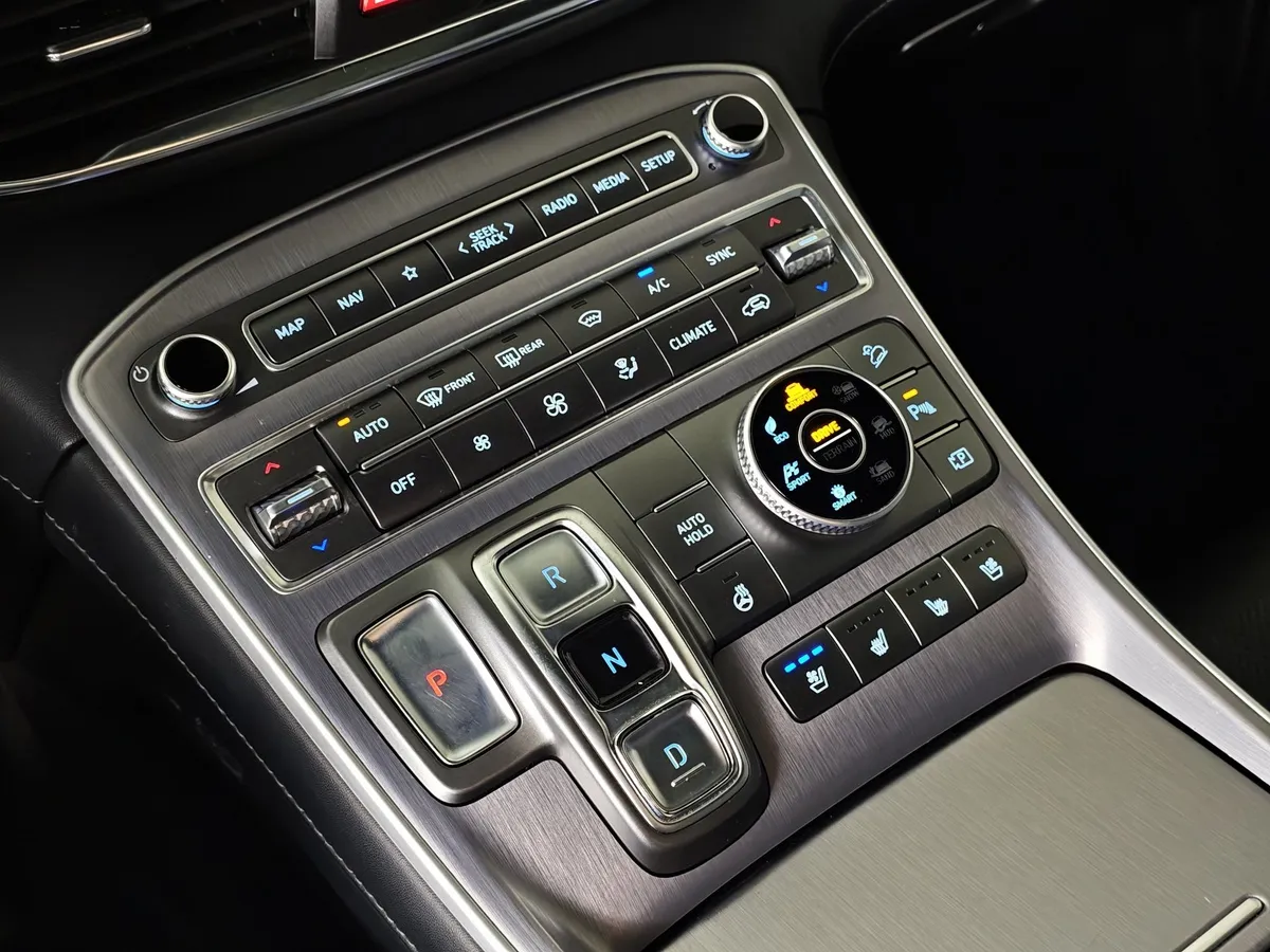 Hyundai Santa Fe 2.2 CRDi AWD 8AT (200 л.с.) Calligraphy Коричневый в АВИЛОН. Слайд №24