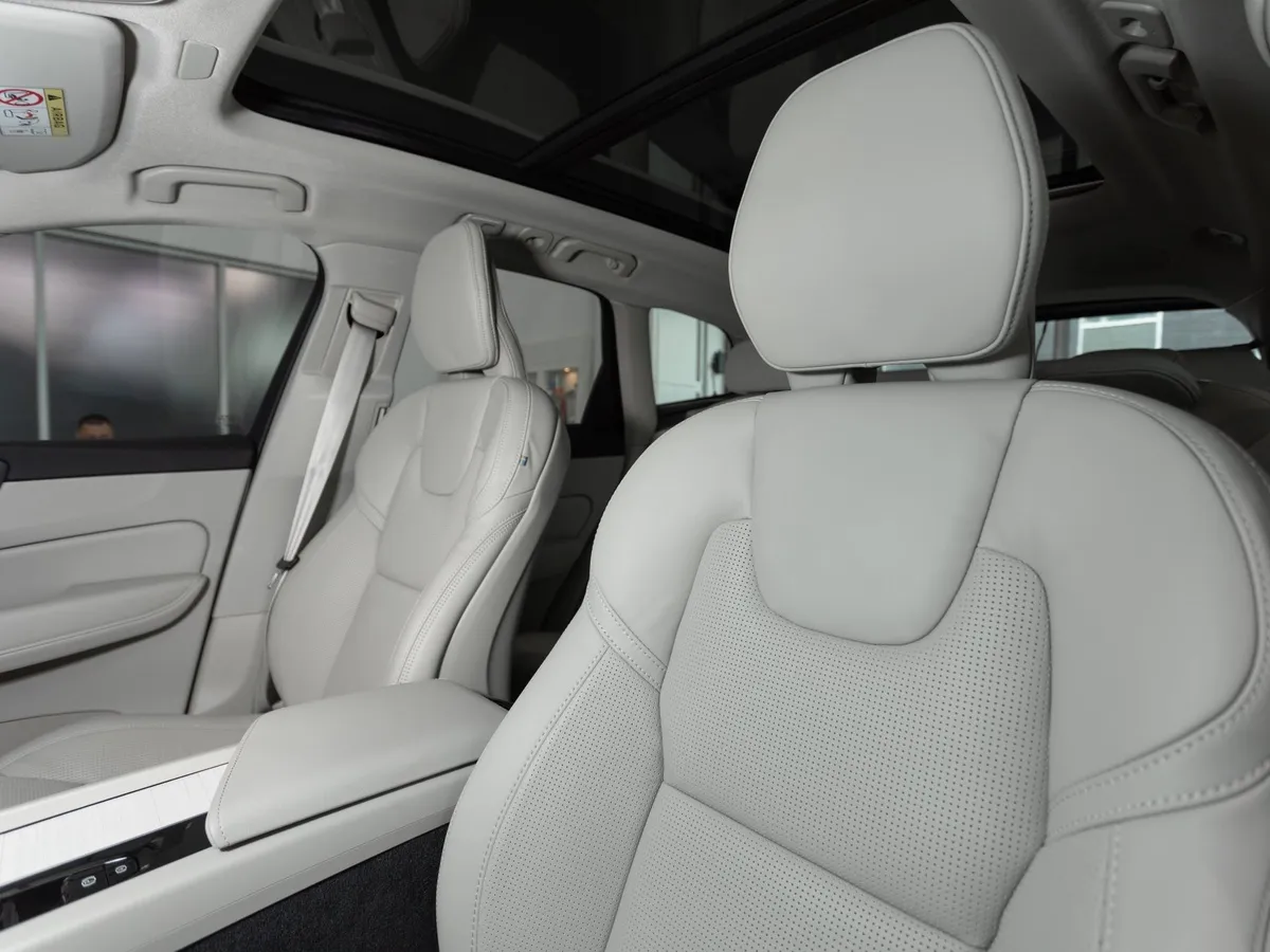 Volvo XC60 2.0 B5 8AT AWD (250 л.с.) Ultra Dark Синий в АВИЛОН. Слайд №8