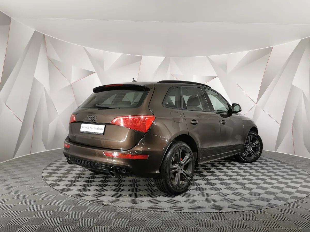 Audi Q5 2.0 TFSI tiptronic quattro (211 л.с.) Коричневый в АВИЛОН. Слайд №2