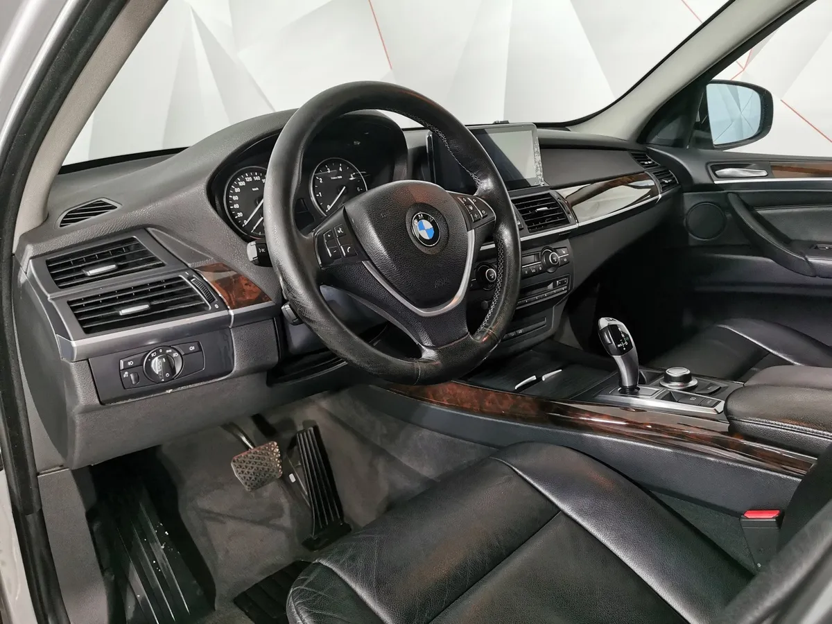 BMW X5 xDrive48i AT (355 л.с.) Серебристый в АВИЛОН. Слайд №12