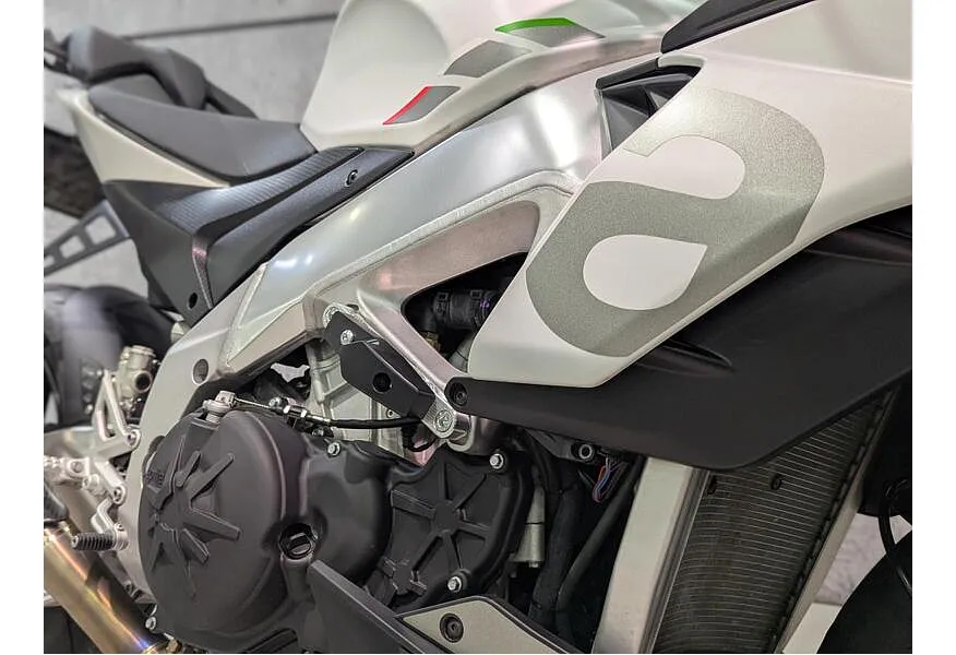 Aprilia Tuono V4 1077 см³ (175 л.с.) (175) 1077 Белый в АВИЛОН. Слайд №7