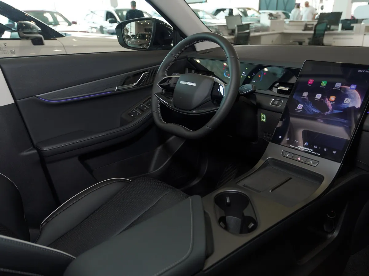 JELAND J6 1.5 DCT FWD (147 л.с.) Престиж Черный в АВИЛОН. Слайд №14