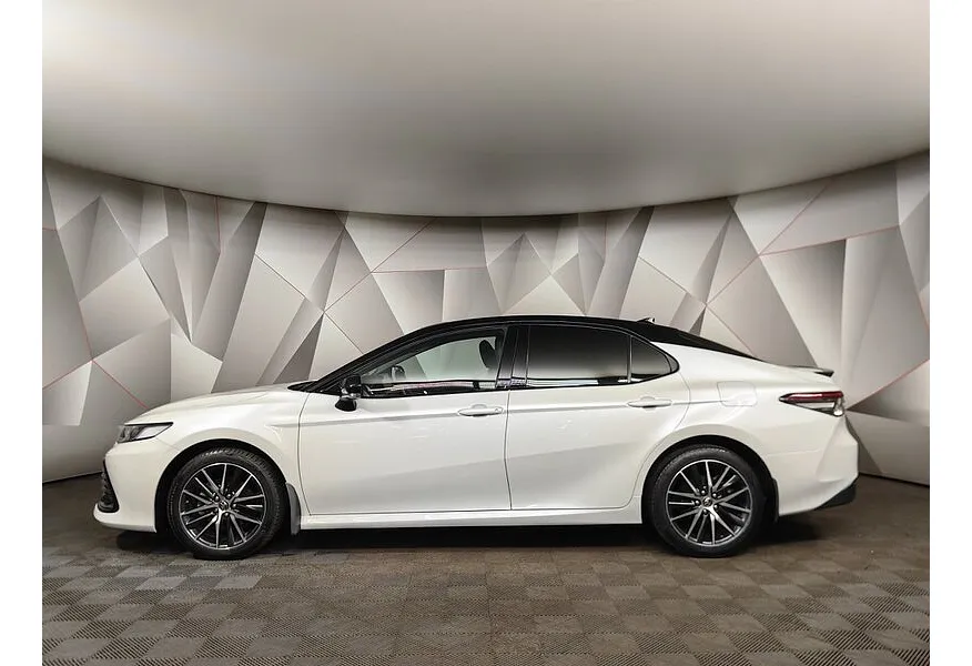 Toyota Camry 2.5 AT (200 л.с.) GR-SPORT Белый в АВИЛОН. Слайд №5