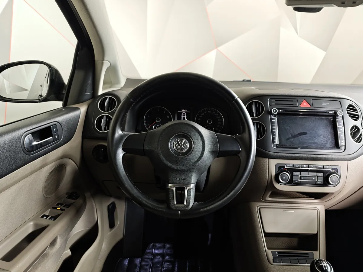 Volkswagen Golf 1.6 MT (102 л.с.) Trendline Черный в АВИЛОН. Слайд №18