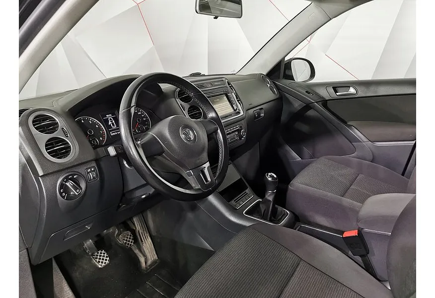 Volkswagen Tiguan 1.4 TSI BlueMotion MT (122 л.с.) Trend & Fun Черный в АВИЛОН. Слайд №19