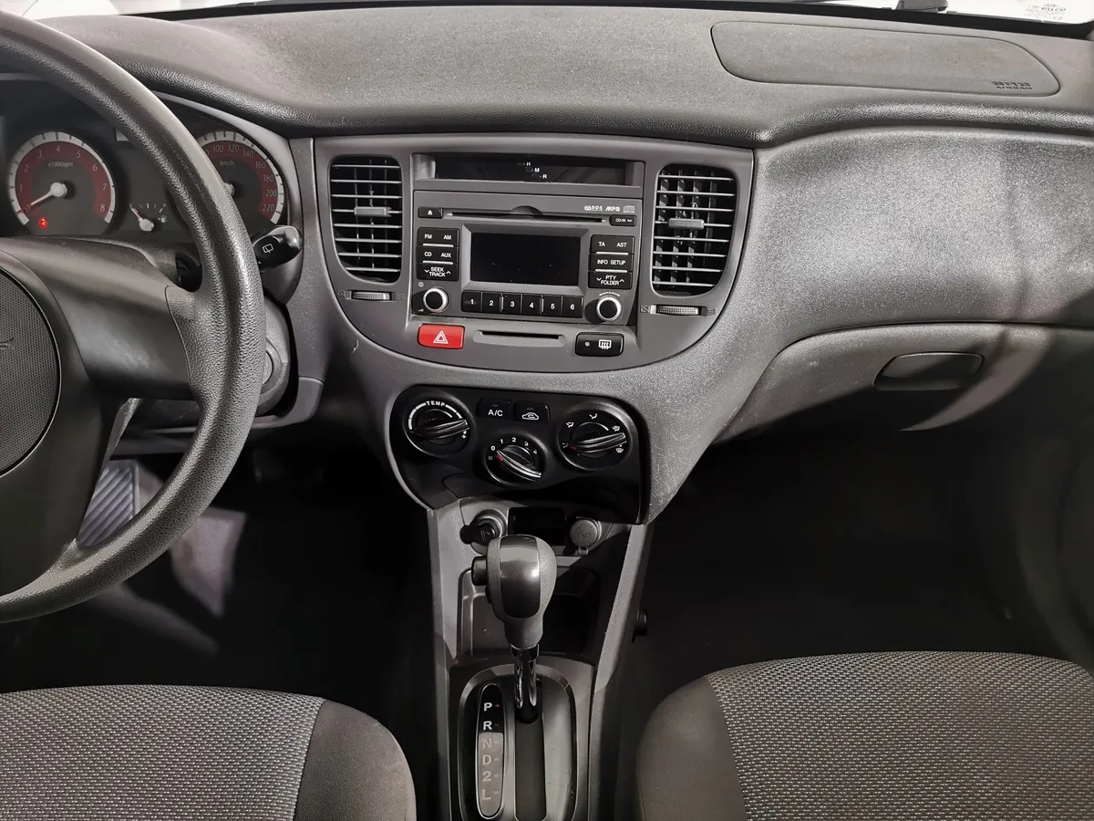 Kia Rio 1.4 AT (97 л.с.) Classic Серебристый в АВИЛОН. Слайд №13