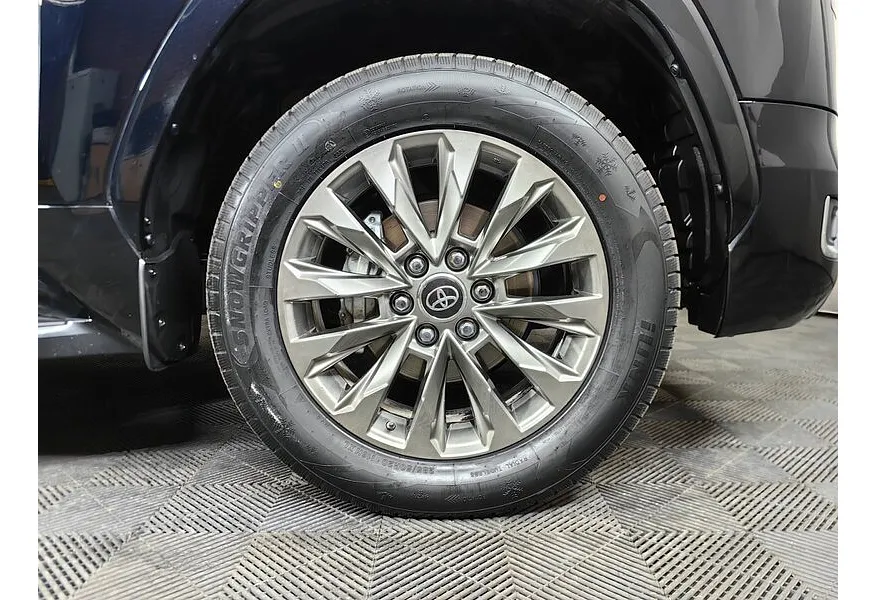 Toyota Land Cruiser 4.0 V6 AT 4WD (275 л.с.) VX Черный в АВИЛОН. Слайд №9