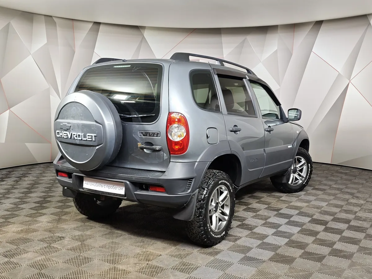 Chevrolet Niva 1.7 MT (80 л.с.) Серый в АВИЛОН. Слайд №2