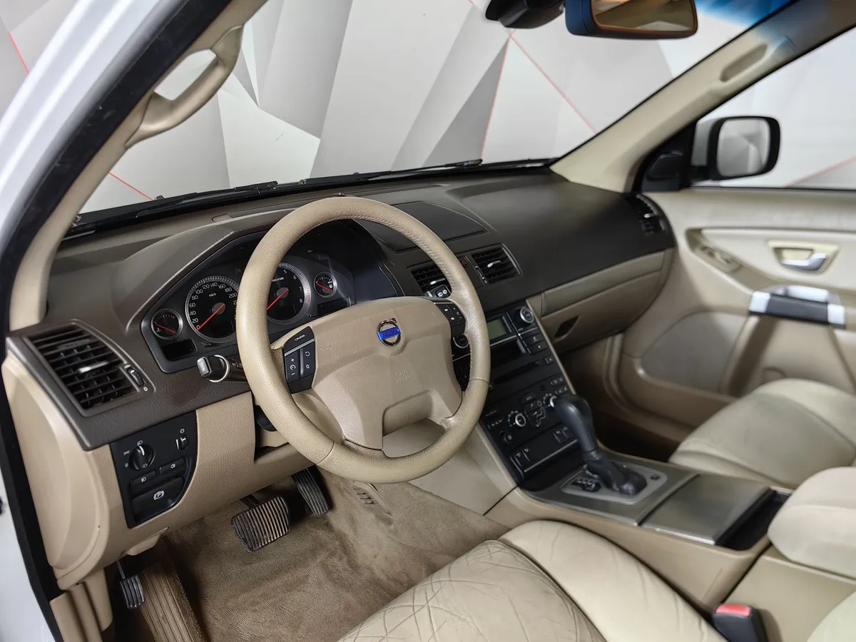Volvo XC90 2.5 T5 Geartronic AWD (5 мест) (210 л.с.) Белый в АВИЛОН. Слайд №18