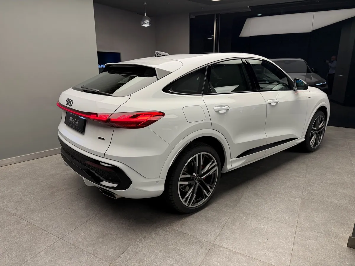 Audi Q5 Sportback 2.0 TFSI S tronic quattro (272 л.с.) Белый в АВИЛОН. Слайд №5