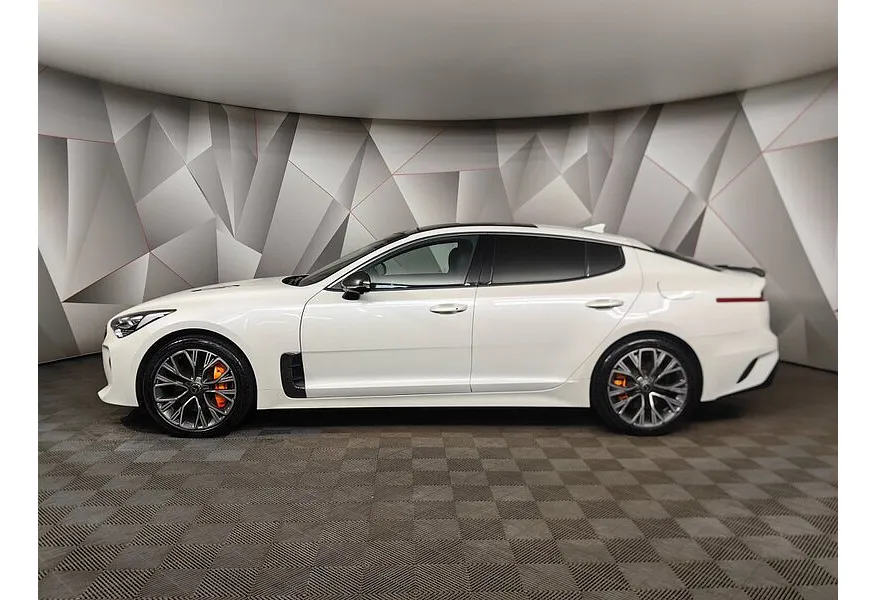 Kia Stinger 2.0 AT AWD (247 л.с.) GT Line Белый в АВИЛОН. Слайд №3