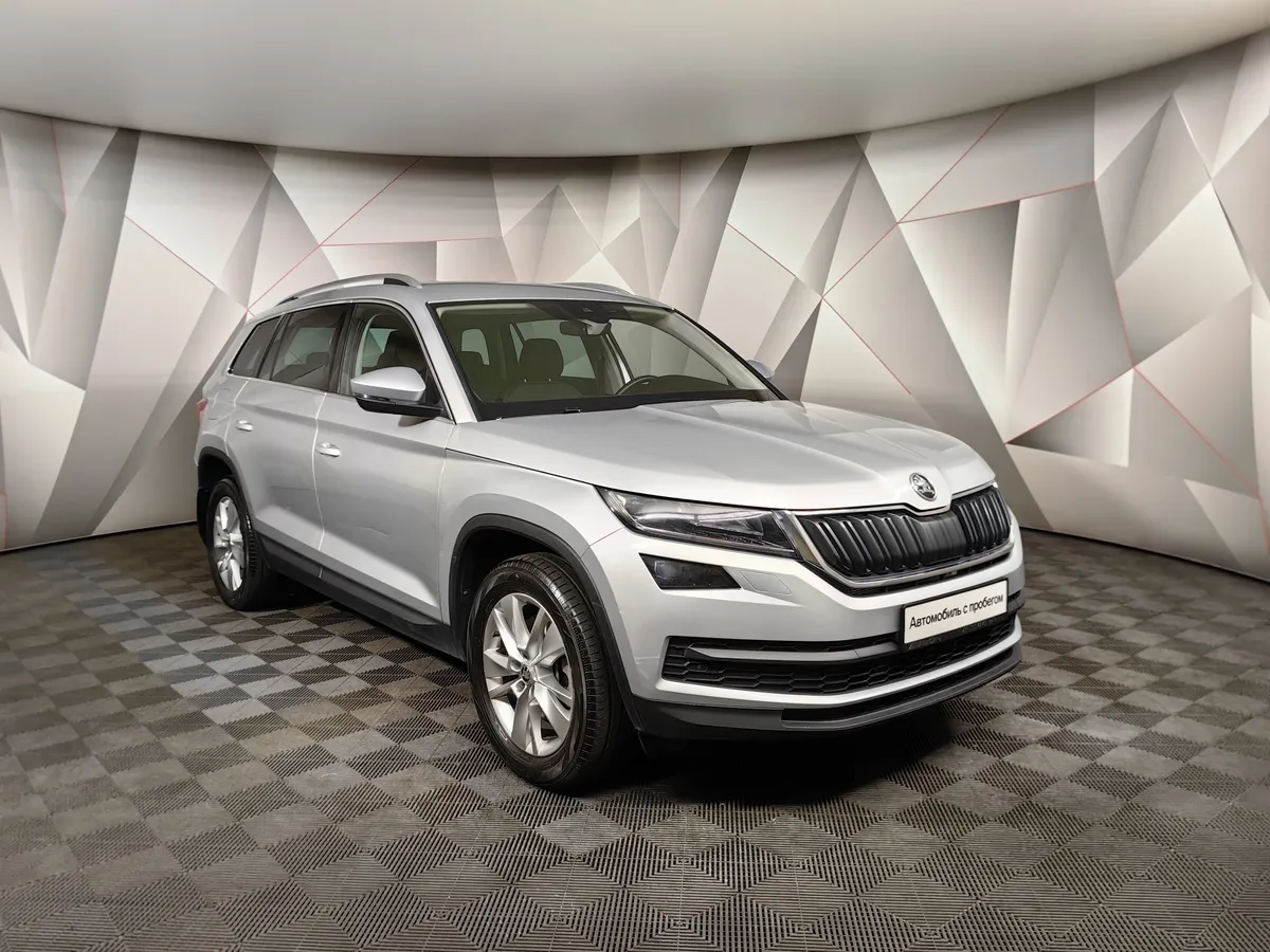 Skoda Kodiaq 2.0 TSI DSG 4X4 (180 л.с.) Серебристый в АВИЛОН. Слайд №3