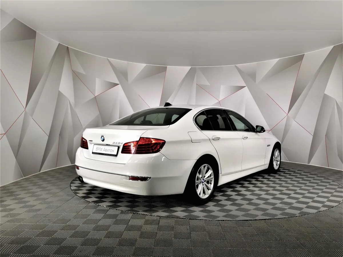 BMW 5 серия 528i xDrive AT (245 л.с.) Base Локальная сборка Белый в АВИЛОН. Слайд №2
