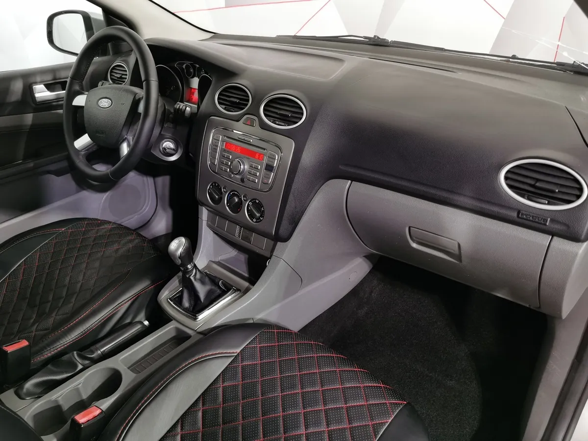Ford Focus 1.6 MT (101 л.с.) Серебристый в АВИЛОН. Слайд №12