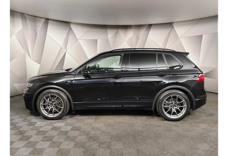 Volkswagen Tiguan 380 TSI 2.0 DSG 4WD (220 л.с.) R-Line Highline Черный в АВИЛОН. Слайд №5