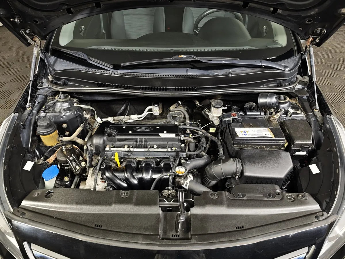 Hyundai Solaris 1.6 AT (123 л.с.) Comfort Черный в АВИЛОН. Слайд №11