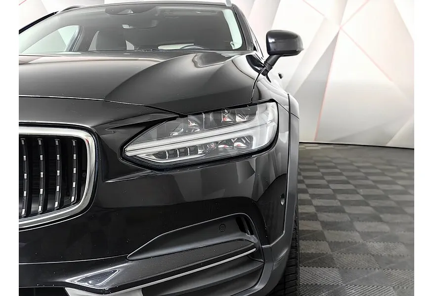 Volvo V90 Cross Country 2.0 D4 AT AWD (190 л.с.) Pro Черный в АВИЛОН. Слайд №10