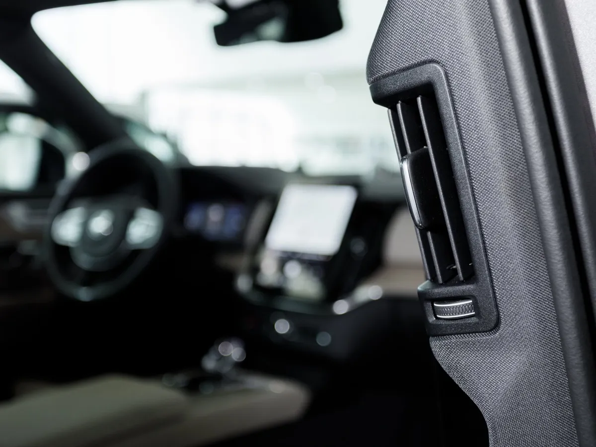 Volvo XC90 2.0 B6 mild hybrid AT AWD (7 мест) (300 л.с.) Ультра темный Серый в АВИЛОН. Слайд №15