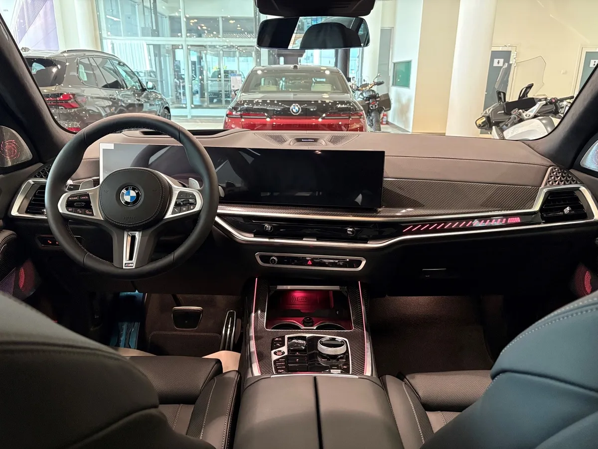 BMW X7 M60i xDrive (530 л.с.) Черный в АВИЛОН. Слайд №5